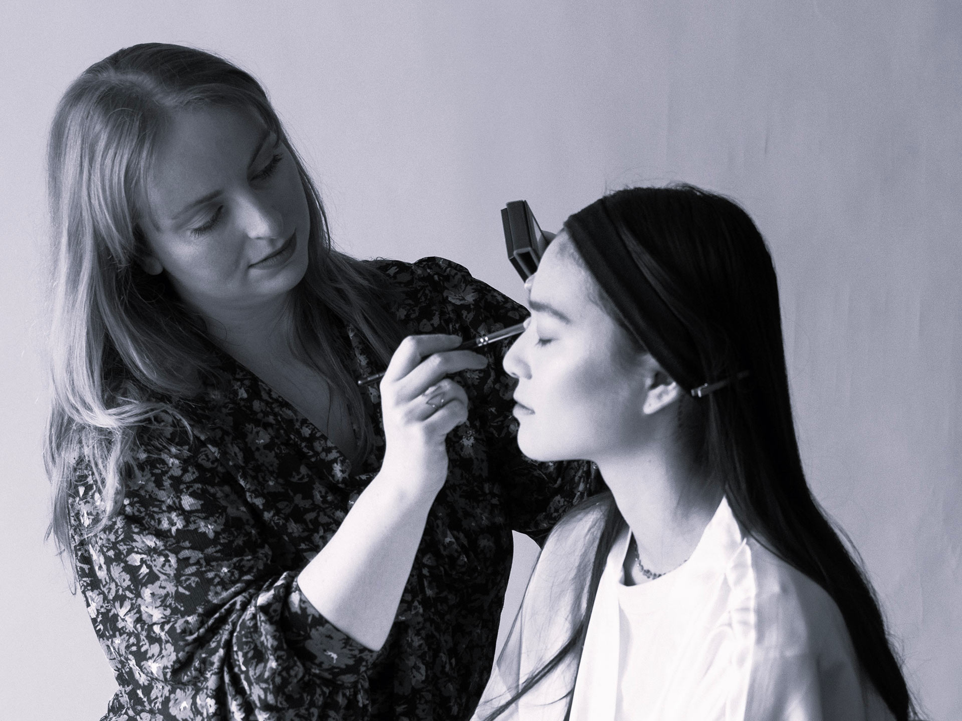 Comment fixer son maquillage toute la journée ? Si vous avez l’habitude de porter du maquillage, voici mes 3 astuces de makeup artist.